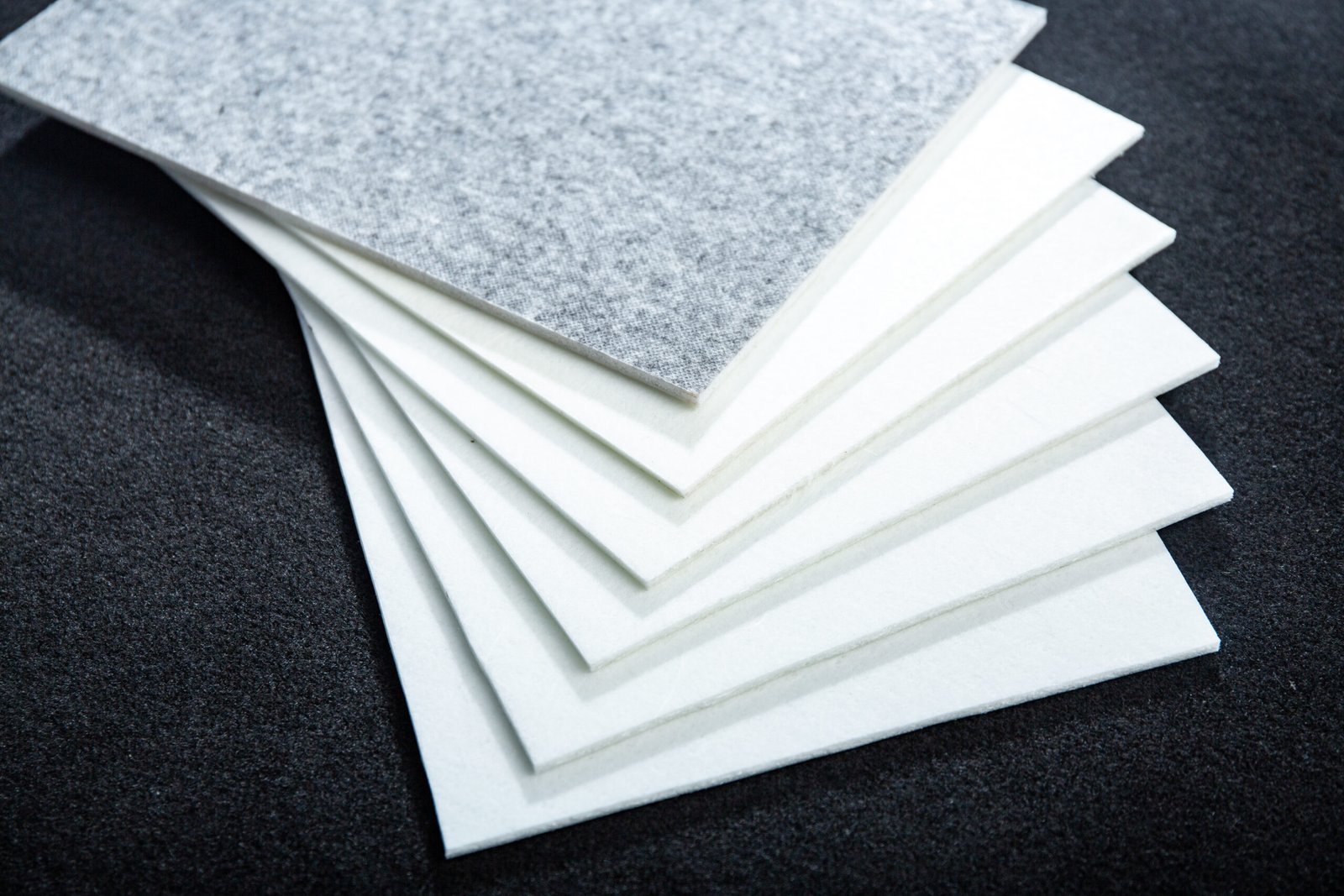 GMT (Glass Mat Reinforced Thermoplastic)
Due to its excellent strength, stiffness and impact resistance, GMT is mainly used as a "semi-structural component" and is an ideal material for replacing metal to achieve lightweighting.
